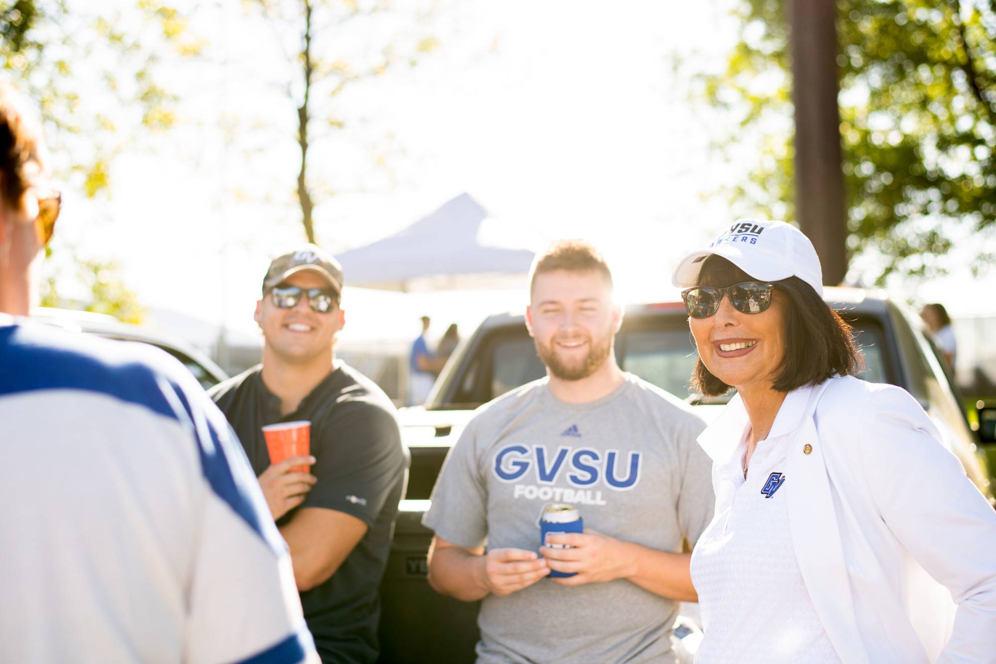 President Mantella tailgates with GVSU alumni